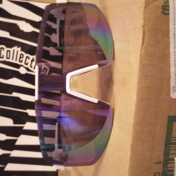 Sunglasses - Picture 4 of 5